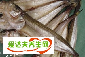 雷鱼就是日本银鱼银鱼科(salangidae)银鱼属(salanx)多种半透明鱼类的