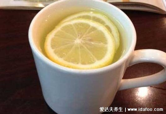 柠檬泡水喝的9大禁忌，超过60℃的水温破坏营养还酸涩(过量伤胃)